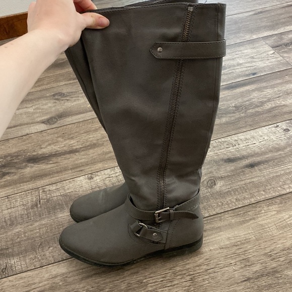 TALL GREY BOOTS - Picture 4 of 8